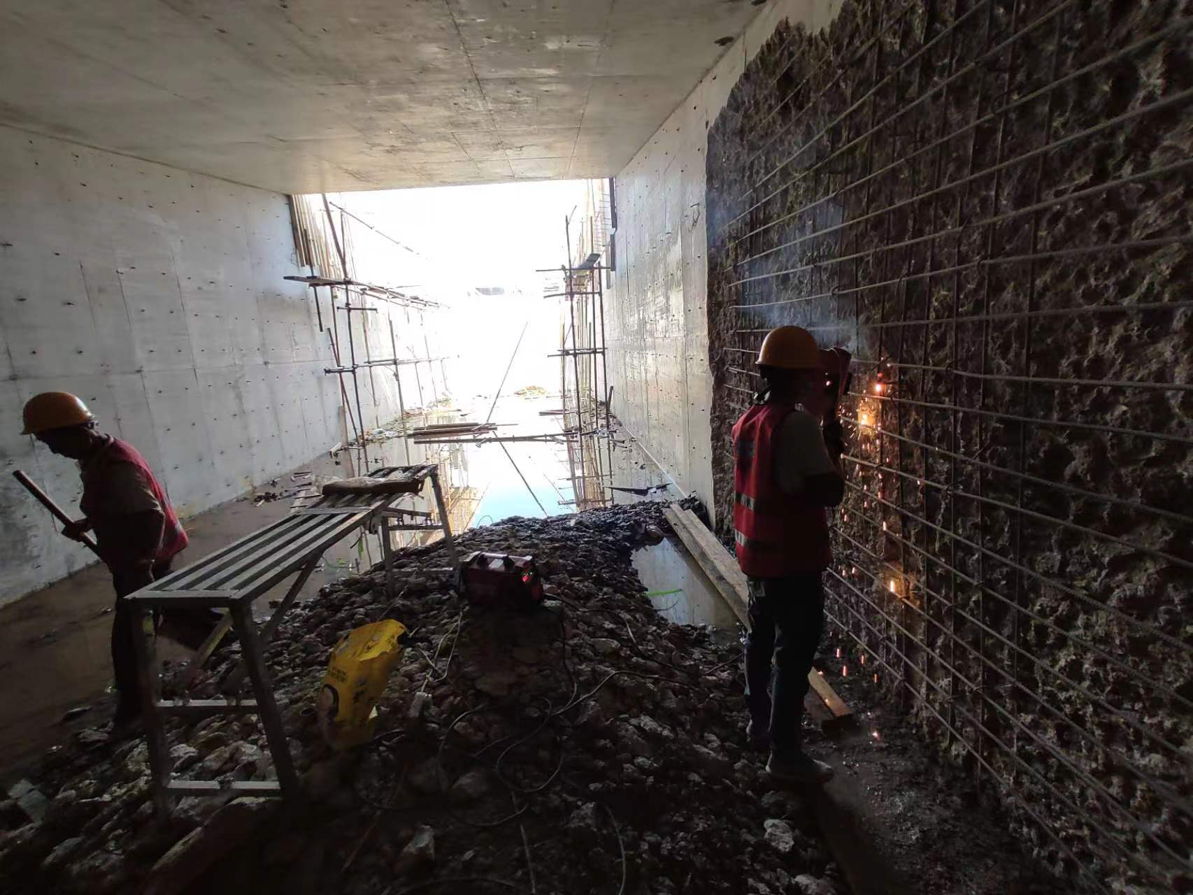 阿勒泰挖断承重墙导致楼体开裂，加固施工方案出炉
